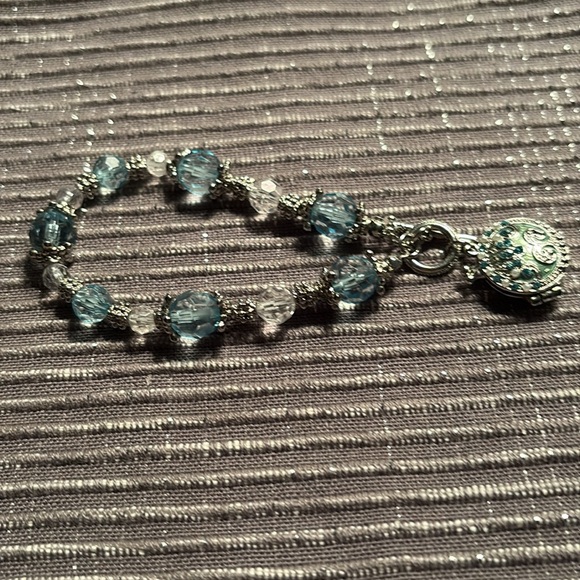 Elegant Blue and Silver Locket Bracelet, great condition - Picture 4 of 7